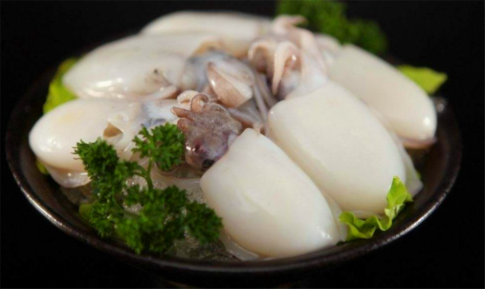 日照的乌鱼蛋是本地特产的金乌贼的卵巢制成的.