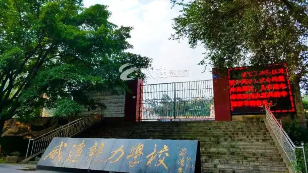 竞力学校新校区施工现场 |视频 近日,江小弟在施工现场看到,塔吊