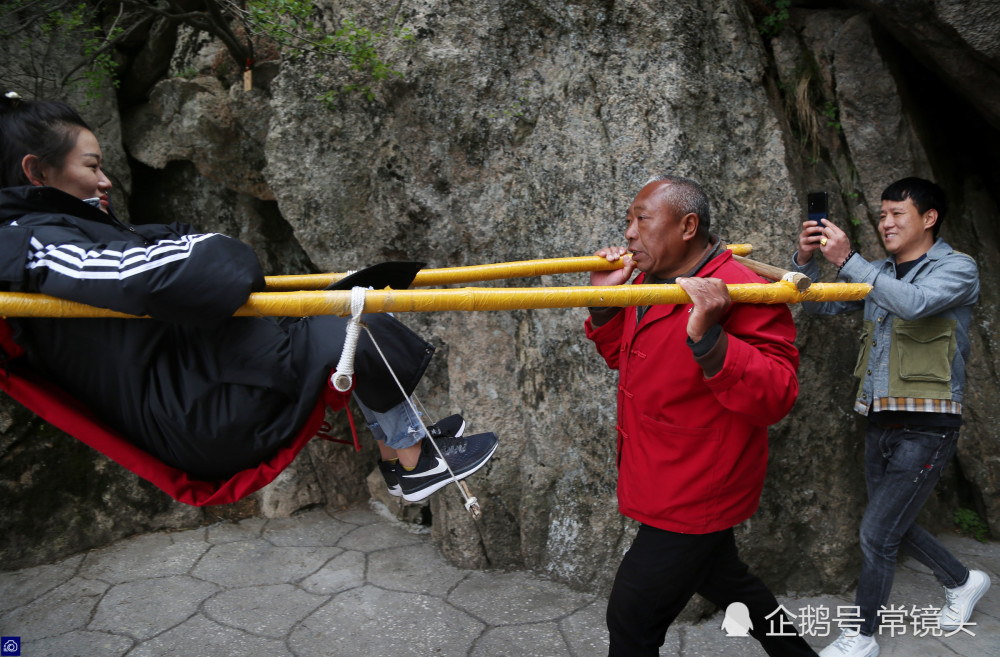 最后一页 在全国各地奔波了20多年,靠着抬滑竿送游客上山旅游的方式