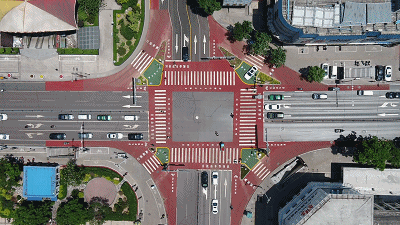 道路有了新变化 标线"旧衣" 换"新装"