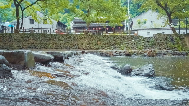 宁波余姚市古村烟雨江南雨中的中村像一幅自然的画卷