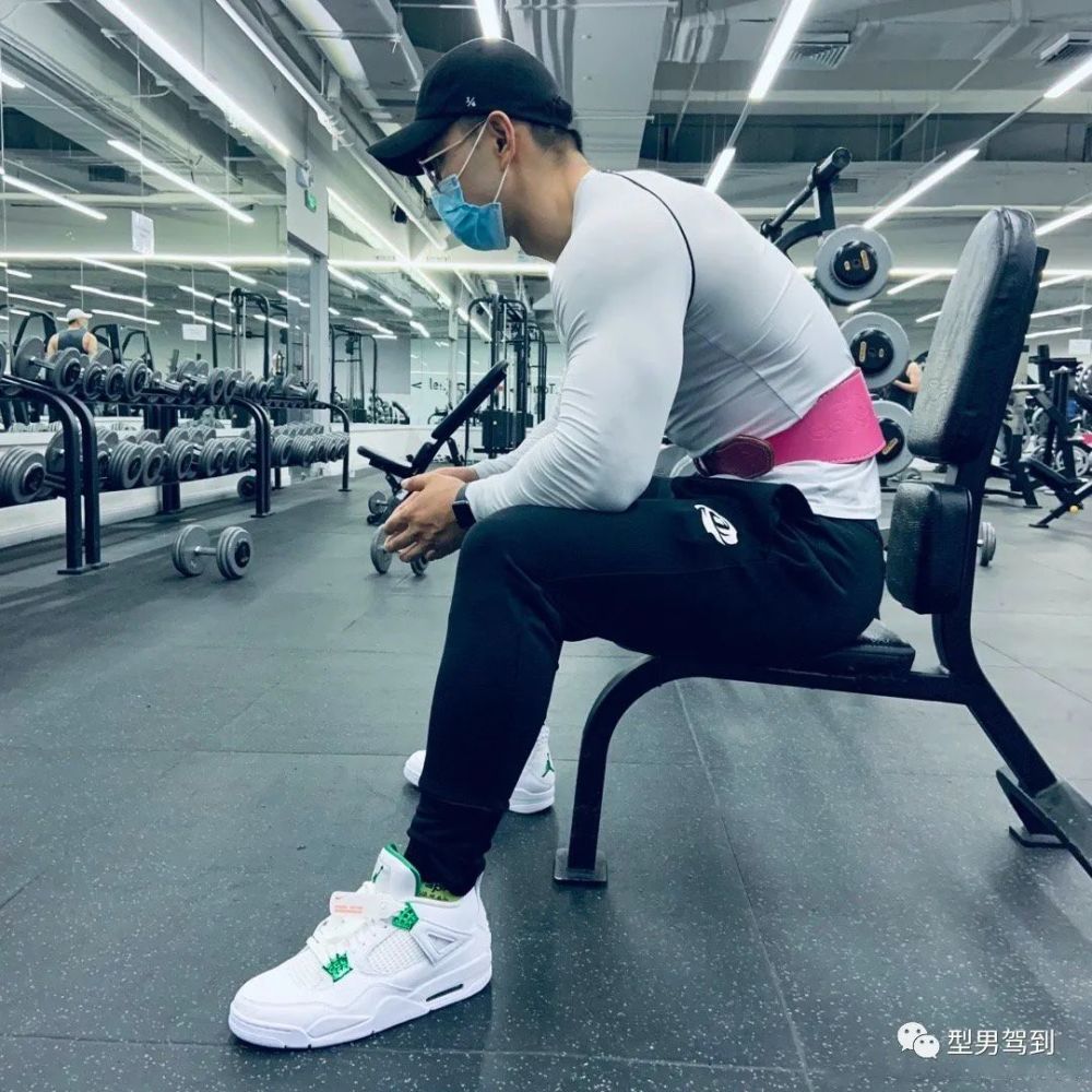 北京肌肉医生引发舔屏，网友纷纷求打针