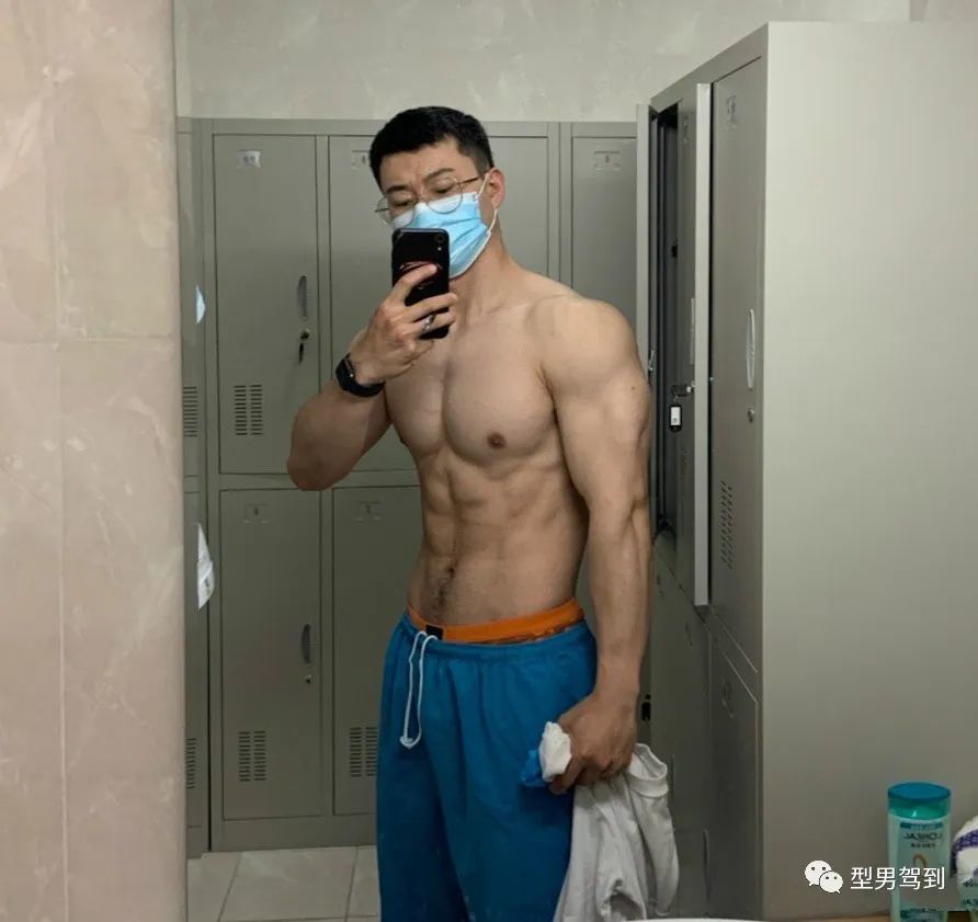 北京肌肉医生引发舔屏，网友纷纷求打针