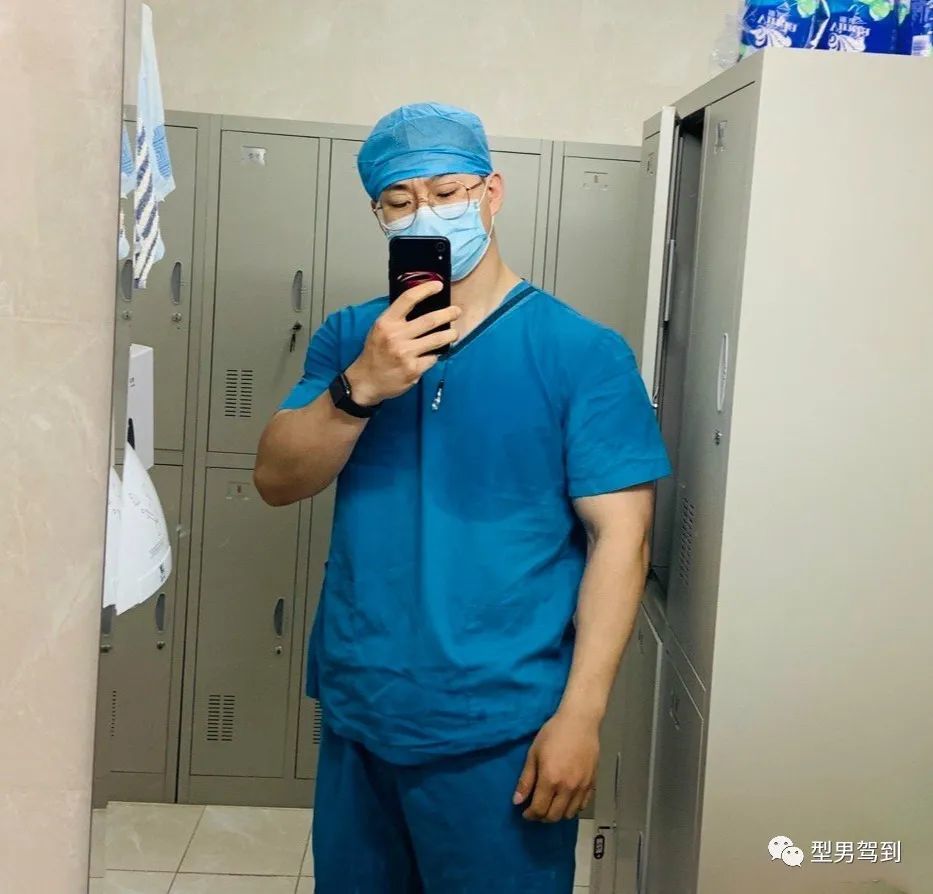 北京肌肉医生引发舔屏，网友纷纷求打针