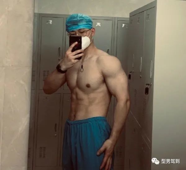 北京肌肉医生引发舔屏，网友纷纷求打针