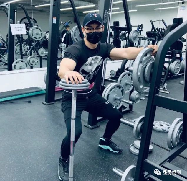 北京肌肉医生引发舔屏，网友纷纷求打针