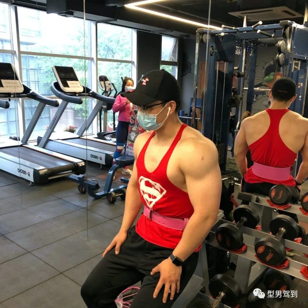 北京肌肉医生引发舔屏，网友纷纷求打针