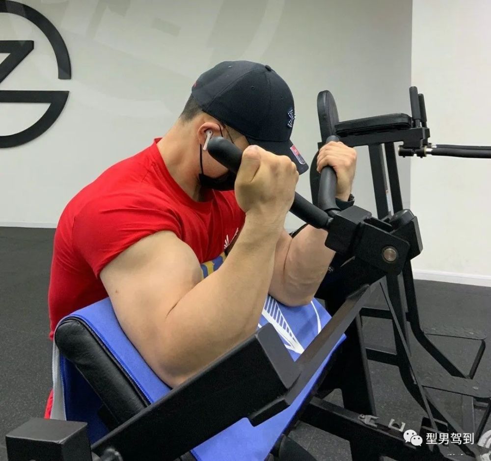 北京肌肉医生引发舔屏，网友纷纷求打针