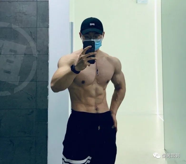 北京肌肉医生引发舔屏，网友纷纷求打针