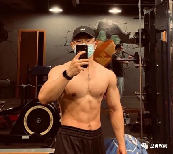 北京肌肉医生引发舔屏，网友纷纷求打针