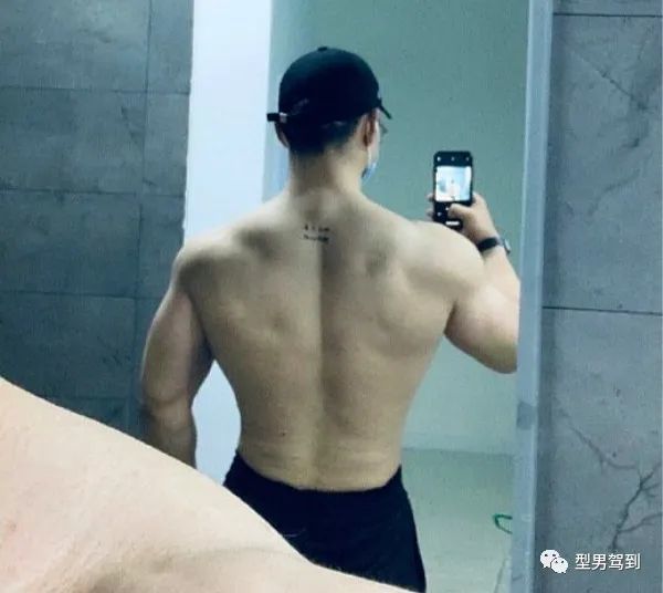 北京肌肉医生引发舔屏，网友纷纷求打针