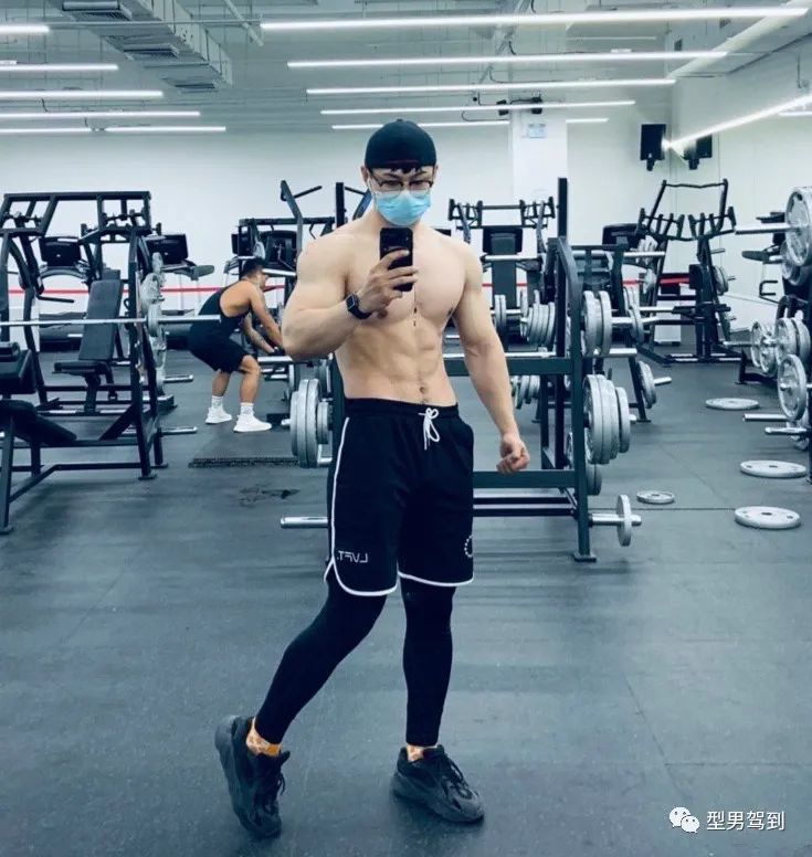 北京肌肉医生引发舔屏，网友纷纷求打针