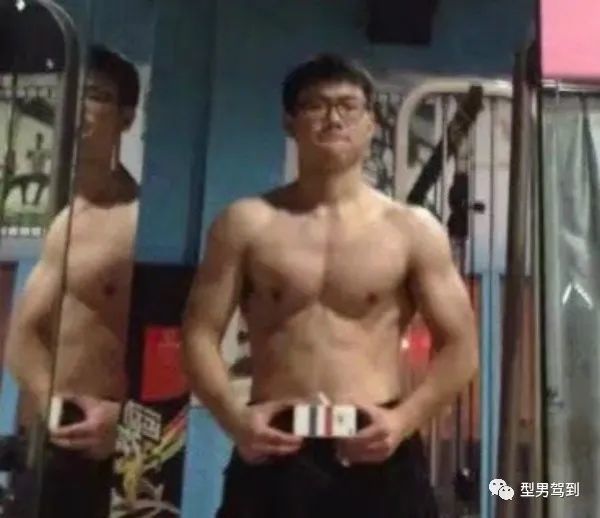 北京肌肉医生引发舔屏，网友纷纷求打针