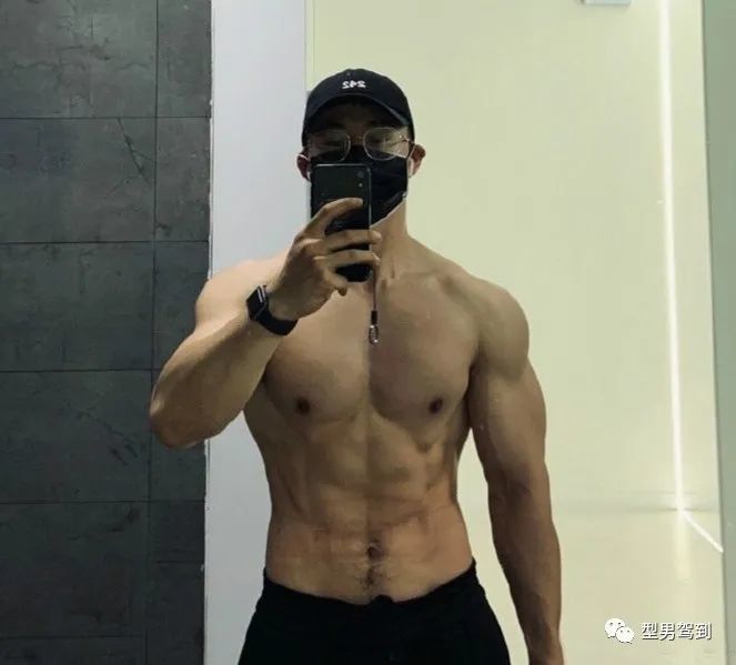 北京肌肉医生引发舔屏，网友纷纷求打针