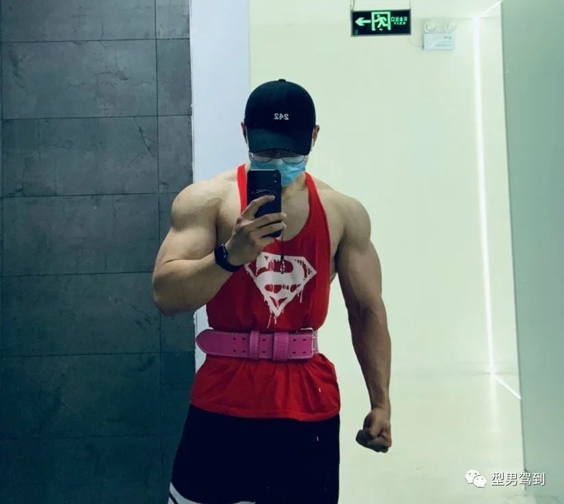 北京肌肉医生引发舔屏，网友纷纷求打针