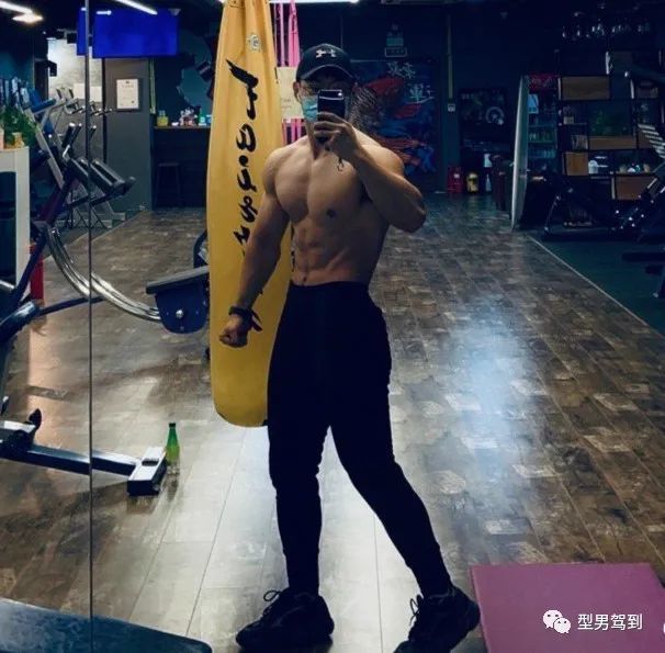 北京肌肉医生引发舔屏，网友纷纷求打针