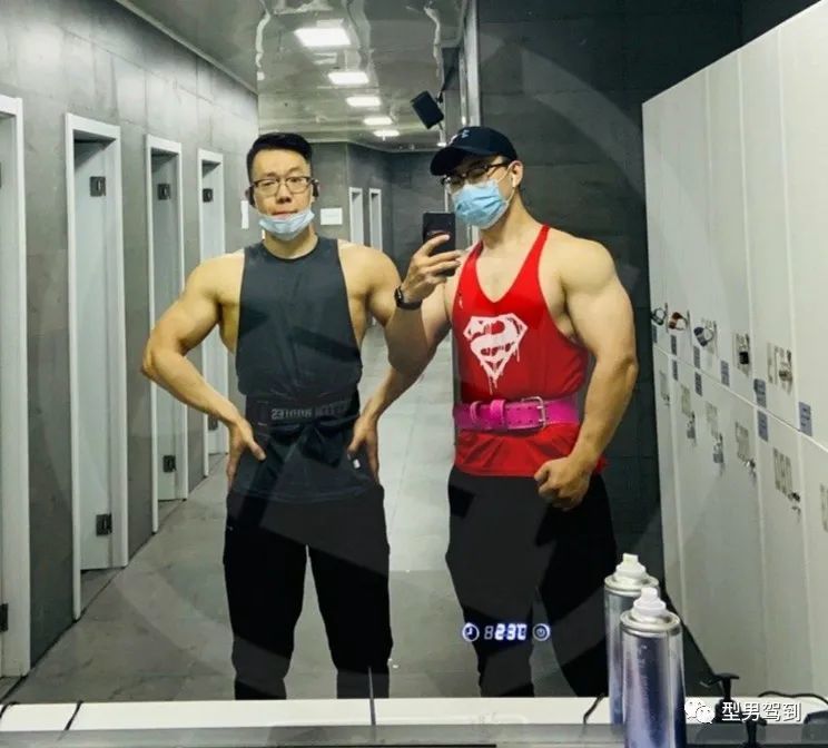 北京肌肉医生引发舔屏，网友纷纷求打针