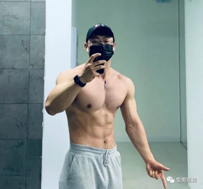 北京肌肉医生引发舔屏，网友纷纷求打针