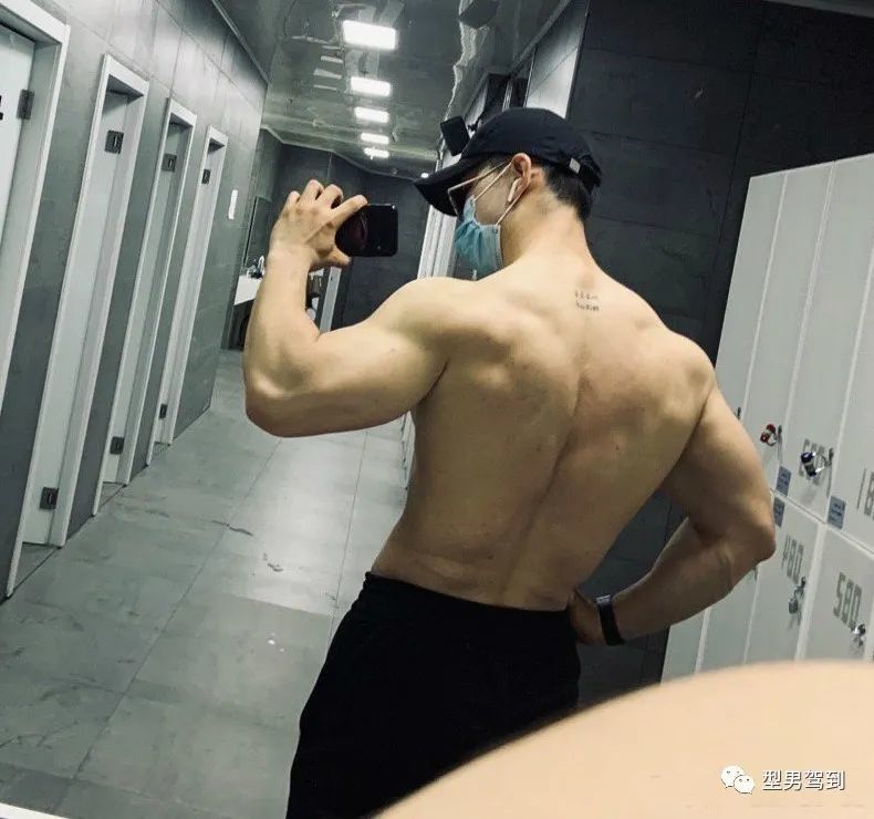 北京肌肉医生引发舔屏，网友纷纷求打针