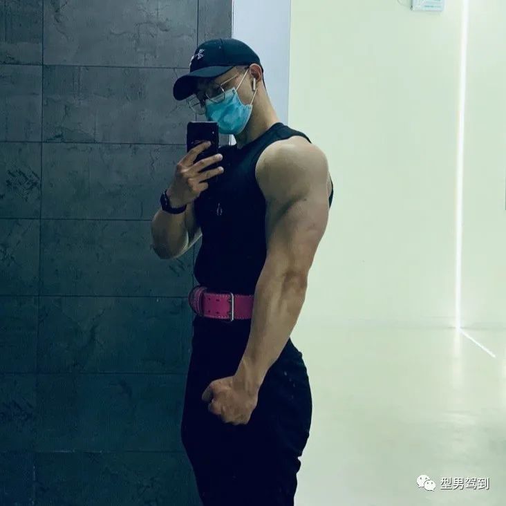 北京肌肉医生引发舔屏，网友纷纷求打针