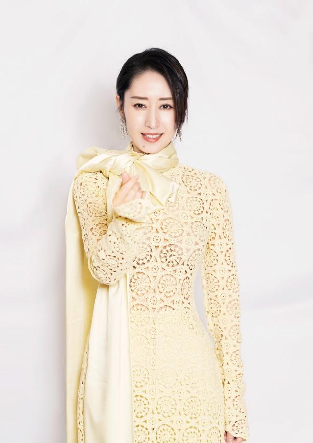 刘敏涛工作室发表一组刘敏涛身着淡黄色长裙的照片,优雅大气又有女神