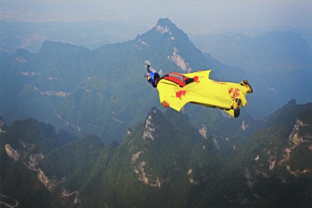 张树鹏在天门山景区进行翼装飞行