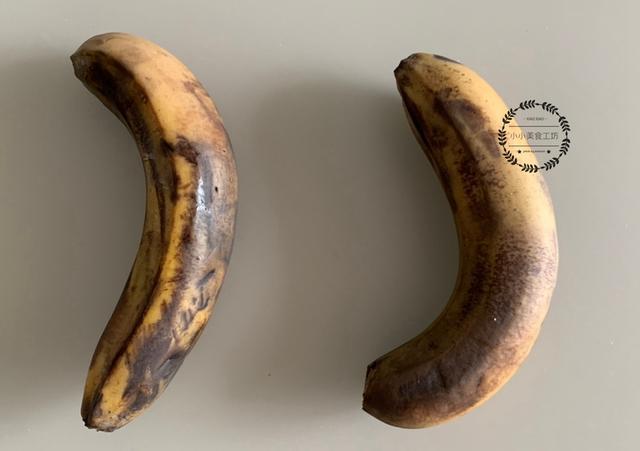 除了挑选形状弯曲的香蕉外,还有几个挑选香蕉的小技巧跟大家分享下.