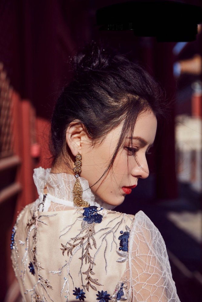张予曦不愧是气质女神,扎丸子头配连衣裙典雅复古,女神范儿十足