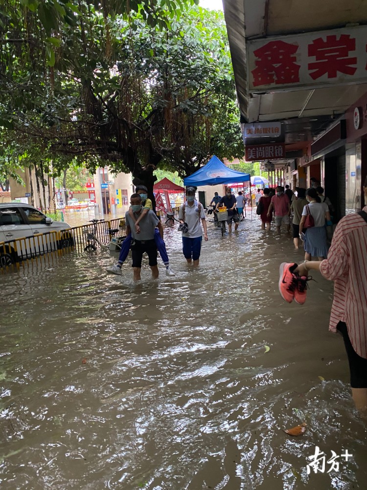 昨夜特大暴雨,广州地铁13号线停运,增城,黄埔已停课