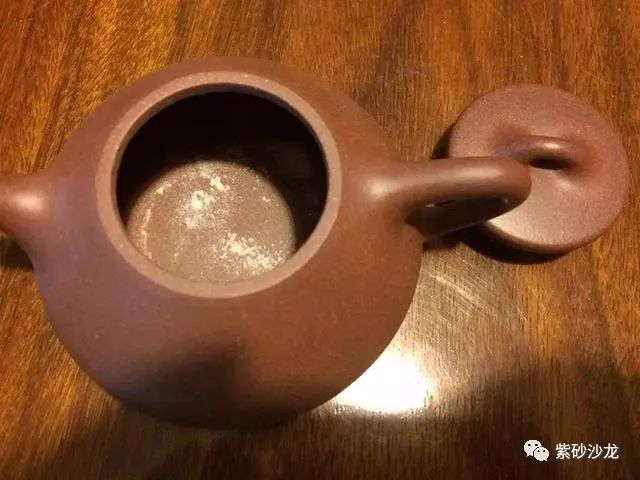新买的紫砂壶里面有白色粉末,难道是化工壶?