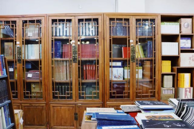 一整面墙的古籍线装书叠在一起,文字的力量厚重又庄严,书籍本身就足以