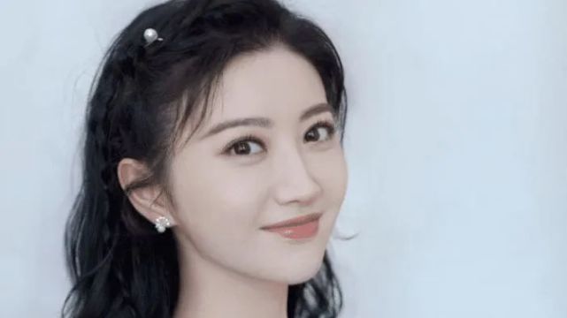 她是张继科的前女友,成龙周润发都捧不红她,除了美"一无是处"!