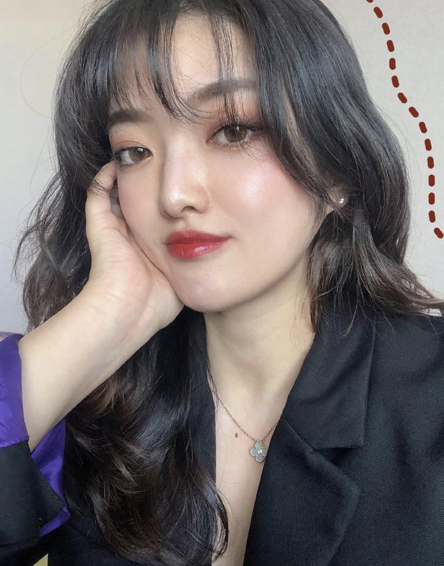 这种眼影配色太low了，夸张又廉价不说，双眼皮也难以驾驭