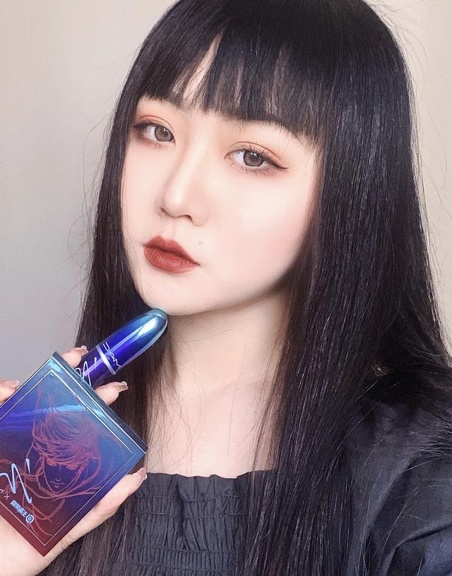 这种眼影配色太low了，夸张又廉价不说，双眼皮也难以驾驭
