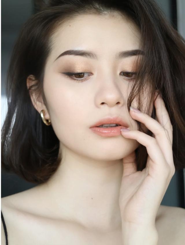 这种眼影配色太low了，夸张又廉价不说，双眼皮也难以驾驭