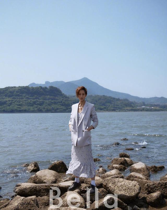 张钧甯从“不红”变“实红”，干练短发美出天际，小脸姐妹赶快get