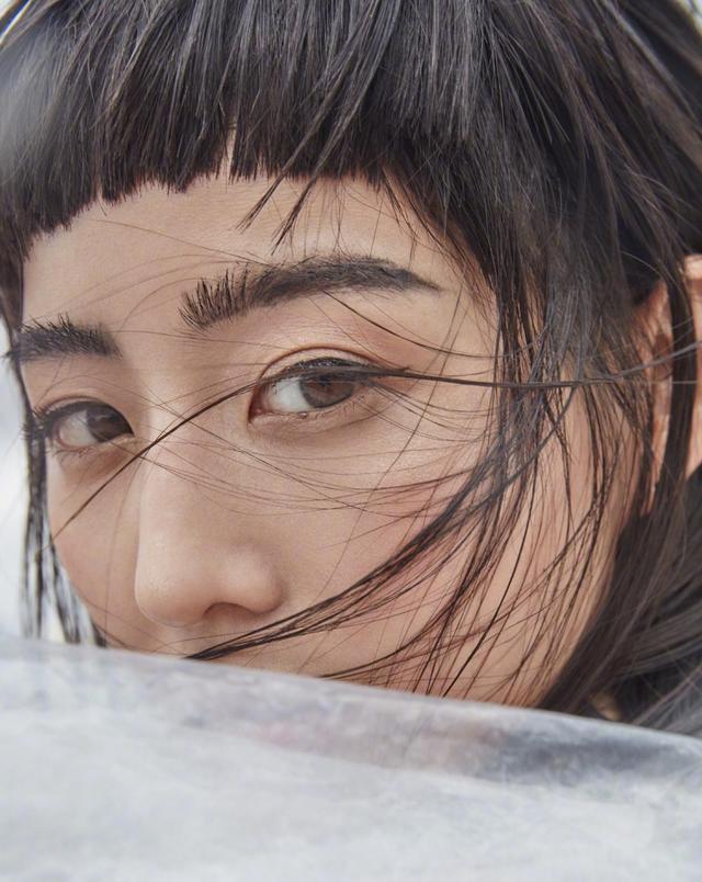 张钧甯从“不红”变“实红”，干练短发美出天际，小脸姐妹赶快get