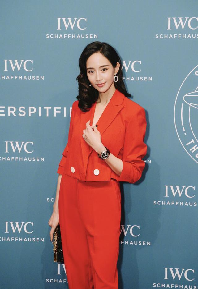 张钧甯从“不红”变“实红”，干练短发美出天际，小脸姐妹赶快get
