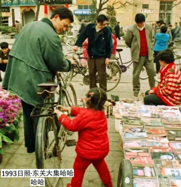 老照片:中国90年代赶集旧影,有你熟悉的场景嘛