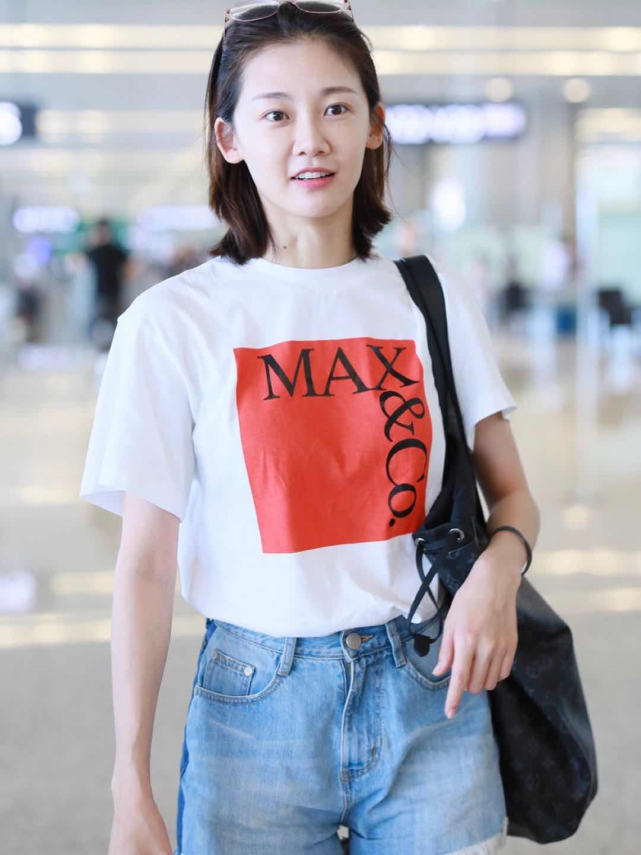 苗苗美如初恋波波头短发搭配白t恤简约清爽大长腿最抢眼