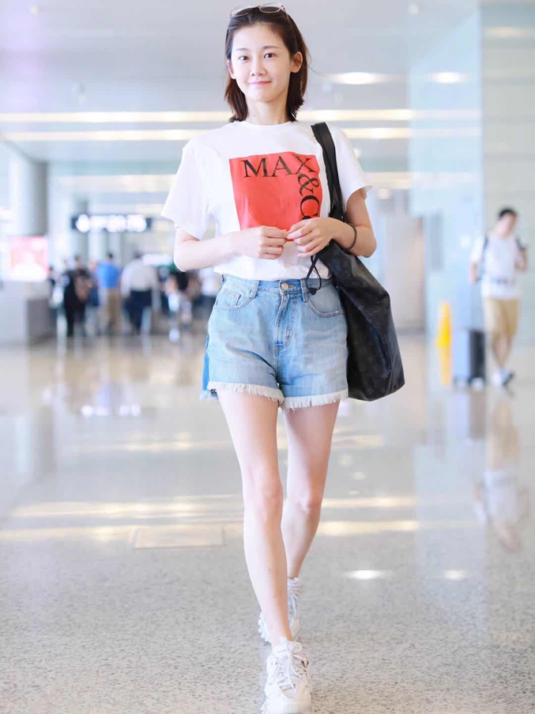 苗苗美如"初恋",波波头短发搭配白t恤简约清爽,大长腿