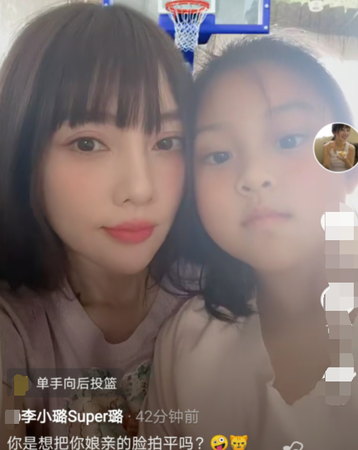 李小璐再晒母女玩耍日常,甜馨兴奋单手投篮,母女脸贴