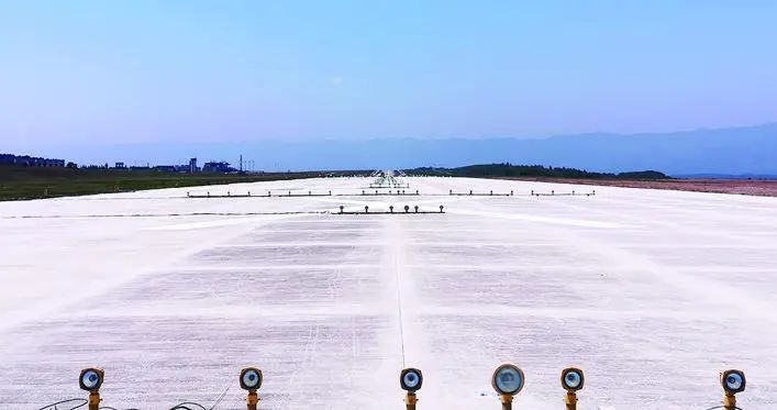 建成后的29号跑道延长段道面