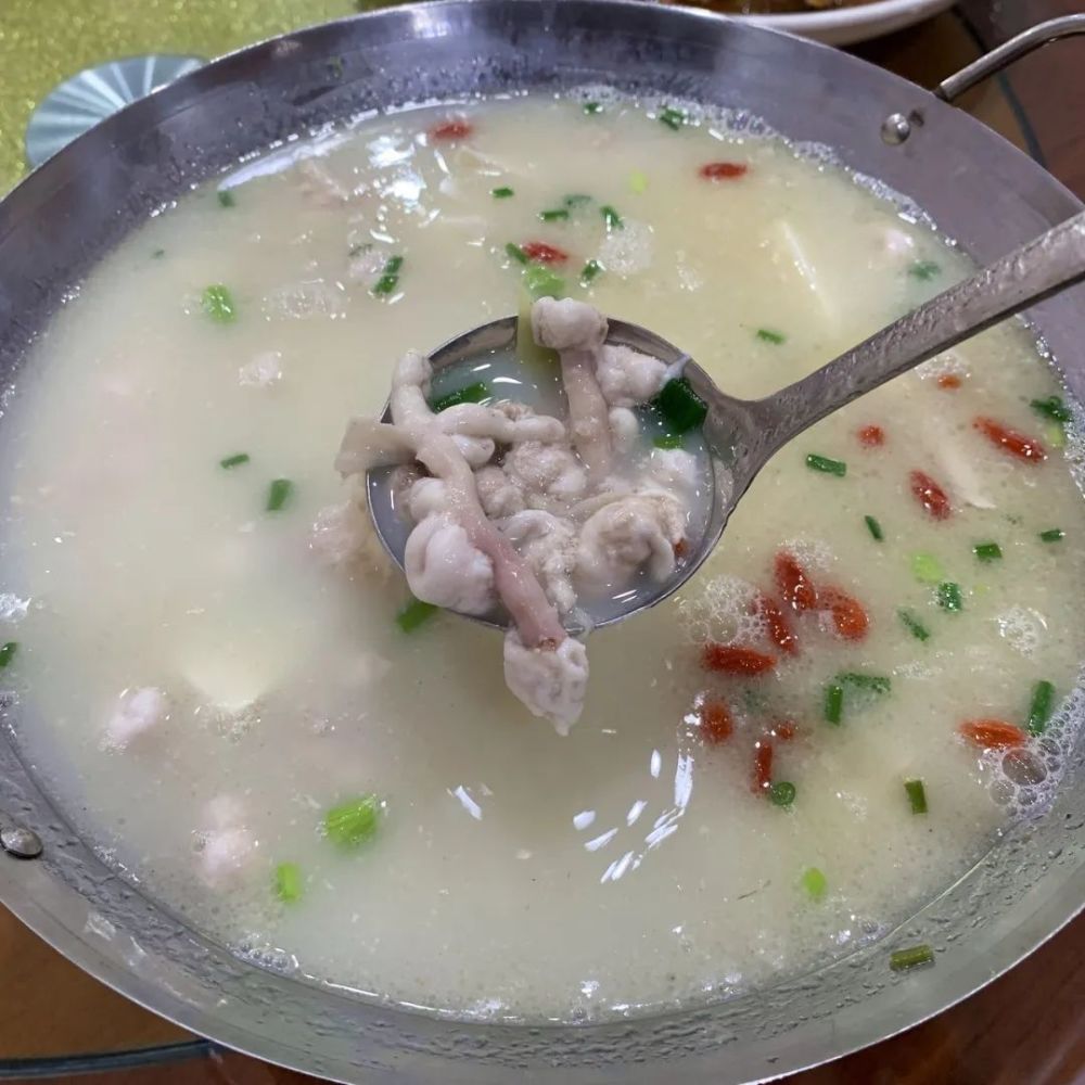 白玉焯水,髓去水中断生,浇上猪骨奶白高汤,装入明炉,即可出锅.