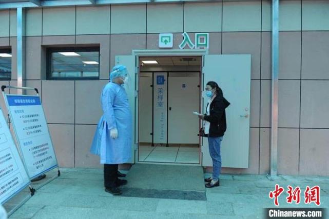 探访医院核酸检测采样区:疫情防控"排雷兵"打前阵