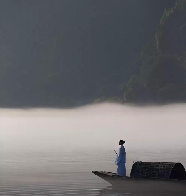 这首词后,苏轼开始顿悟,从此,风风雨雨都不能使他颓废