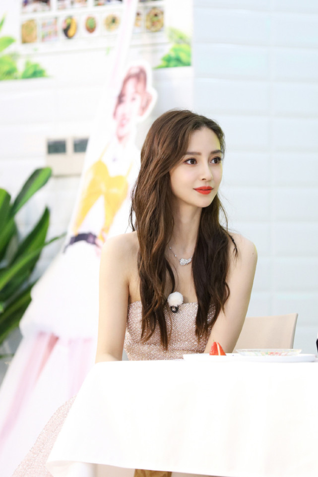 baby奔跑吧美照,杨颖2021跑男最新照片 baby奔跑吧高清美照,一袭水钻长裙温柔美丽,高举减肥