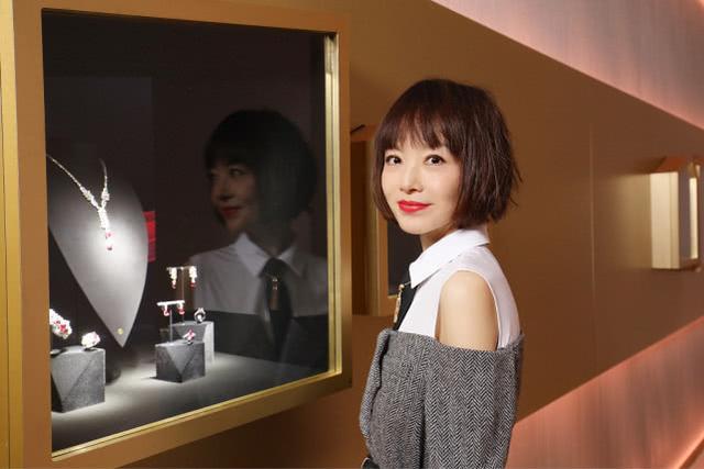 鲁豫终于换对了发型，从“大头娃”变瓜子脸，看着脸小两圈