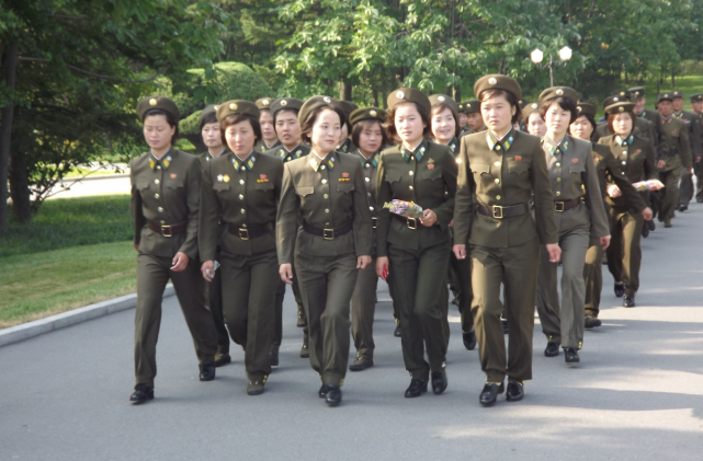 朝鲜图集:实拍朝鲜街头的路人和女兵