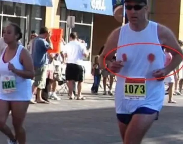 为什么跑马拉松要戴乳贴？不戴乳贴跑的后果竟如此可怕，男选手也不能幸免！